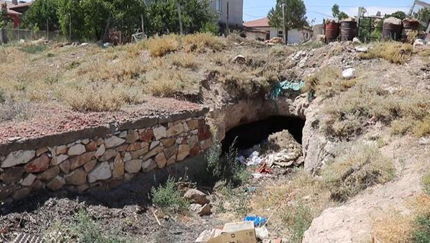 Kırşehir'de belediye işçileri kazı yaparken mağara buldu