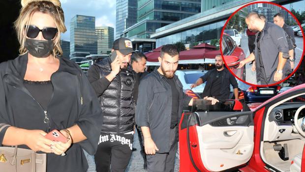 Yemekte buluştular Koruma ordusuyla geziyor...