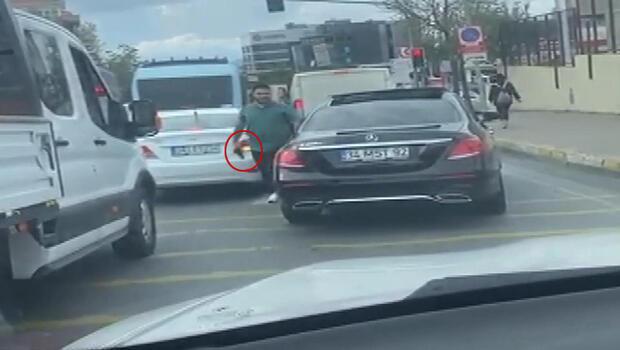 İstanbul'da trafikte 'pes' dedirten görüntü! Elinde silahla aracından indi