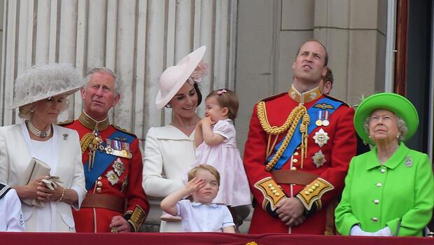 İngiliz kraliyet ailesiyle ilgili çarpıcı iddia: Kraliçe gelecek yıl tahtı bırakıyor