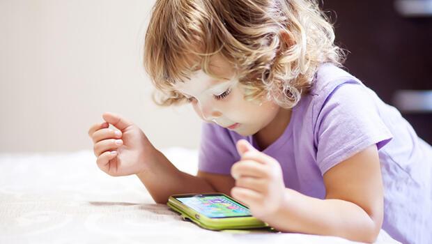 Teknolojik cihazların uzun süreli kullanımı çocuklarda sorunlara neden olabilir