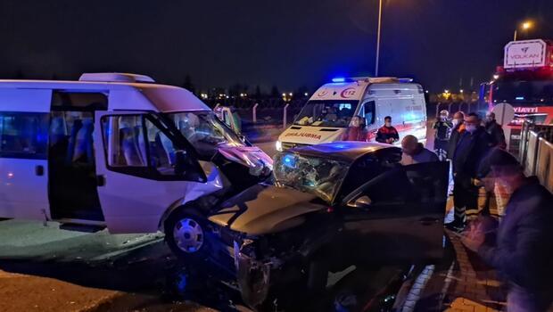Son dakika haberi: Kayseri'de servis minibüsü ile otomobil çarpıştı 6'sı asker 8 kişi yaralandı 