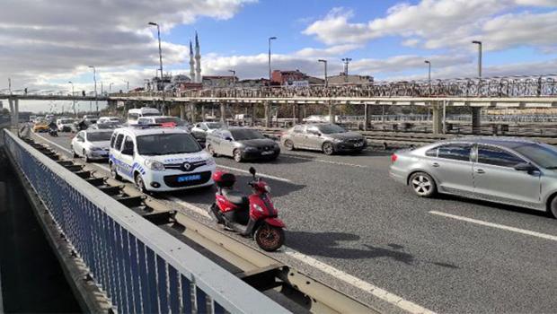 Kağıthane'deki kazada yola savrulan motosikletli yaralandı