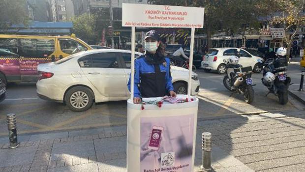 Kadıköy'de polis KADES'i tanıttı, kadınlara karanfil dağıtıldı
