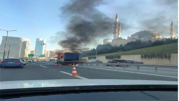 Ataşehir TEM'de kamyonet alev alev yandı  