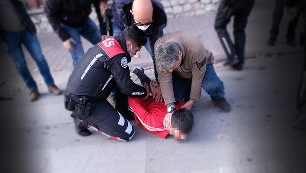 Konya'da polisle çatışan şüpheli, sokağa çıkma kısıtlamasını ihlal edince de ekip otosuna ateş açmış