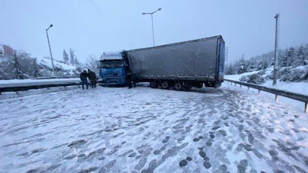 TIR karlı yolda kaydı, TEM'de Ankara yönü bir süre kapandı