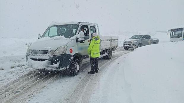 Zonguldak'ta kar yağışı ulaşımı durdurdu