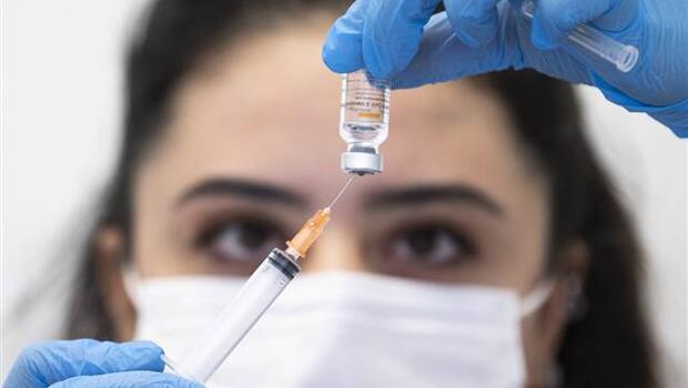 Kovid-19 aşısı yaptıran sağlık çalışanı sayısı 800 bini geçti 