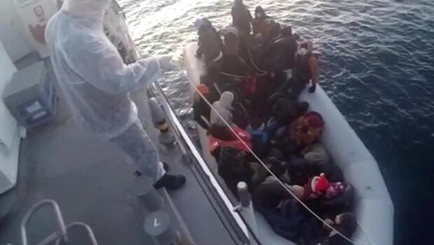 İzmir'de Yunanistan tarafından itilen 32 göçmen kurtarıldı