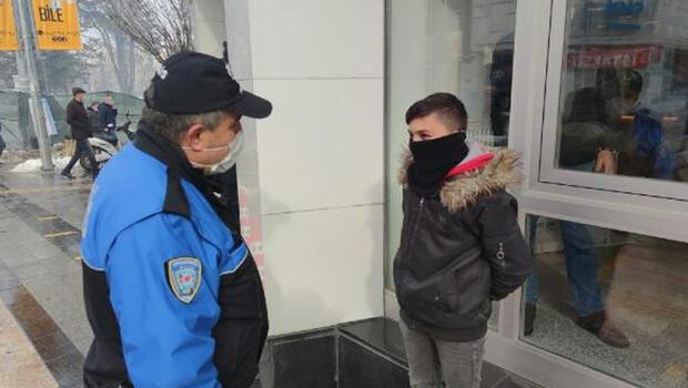 Polisten, bankadaki babasını bekleyen çocuğa: Söyle 900 lira daha fazla çeksin