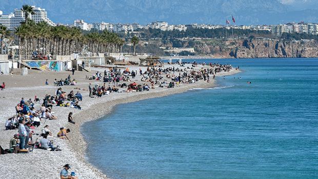 Antalya'da güneşli hava, koronavirüsü unutturdu