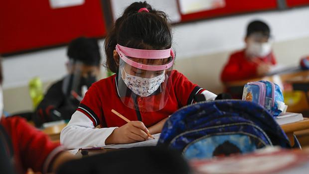 Akyazı’da yüz yüze eğitime 2 okulda ara verildi