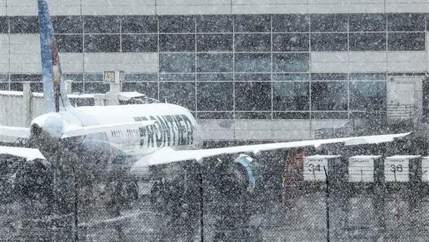 Kar yağışı felç etti! ABD’de 2 binden fazla uçak seferi iptal edildi