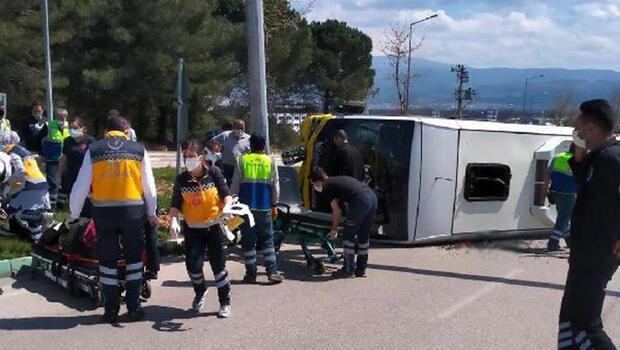 Bursa'da, direğe çarpan yolcu midibüsü yan yattı: 5 yaralı