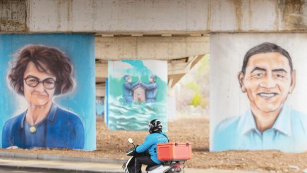 Gören dönüp bir kere daha bakıyor... Grafitili teşekkür!