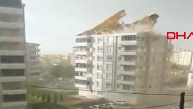 Gaziantep'te fırtınanın çatıyı uçurduğu anlar kamerada