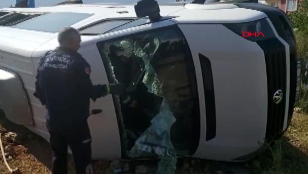 Servis minibüsüyle otomobil çarpıştı! Ölü ve yaralılar var