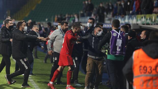 Rizespor-Beşiktaş maçının ardından saha karıştı! 