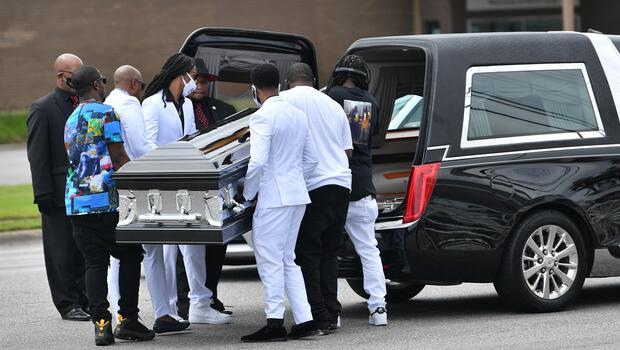 ABD'de polis tarafından öldürülen siyahi Andrew Brown için cenaze töreni yapıldı