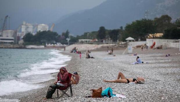 Antalya'da kısıtlamadan muaf turistler sahillere akın etti