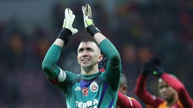 Galatasaray'da Muslera'nın giyeceği eldivene taraftarlar karar verecek