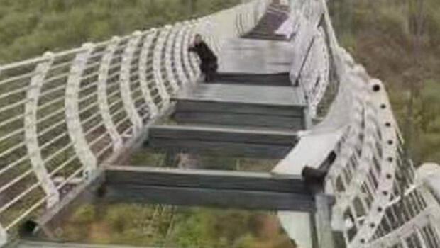 Turistin korku dolu anları! Cam köprü kırılınca mahsur kaldı