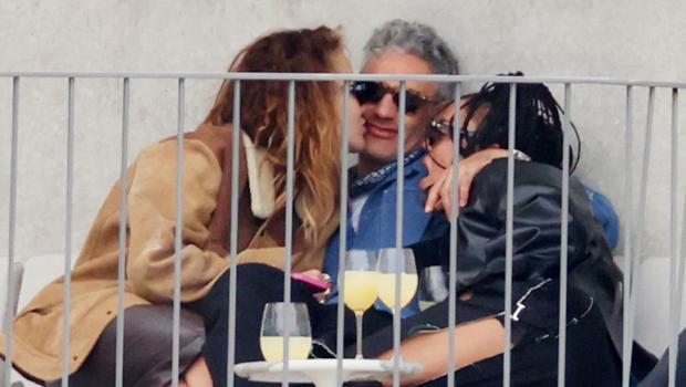 Parti yorgunları: Rita Ora ve sevgilisi Taika Waititi, yakın arkadaşları Tessa Thompson ile samimi görüntüler sergiledi