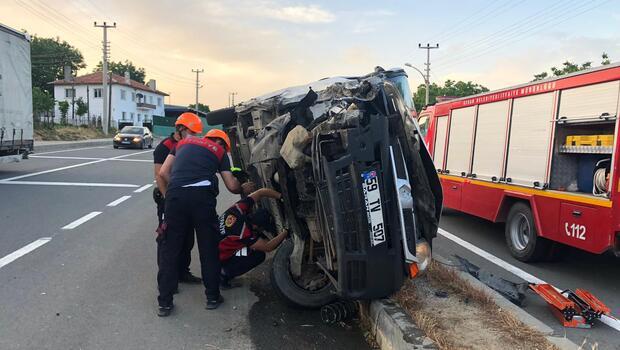 Kaçak göçmenleri taşıyan kamyonet, traktörle çarpıştı: 1 ölü, 2 yaralı