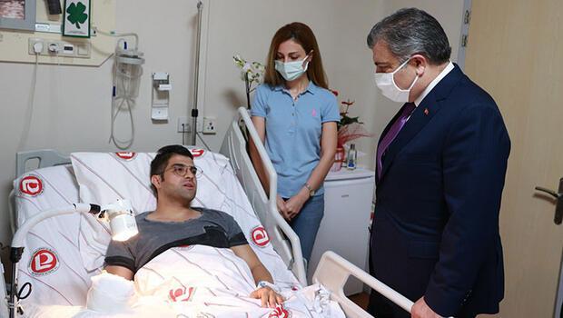 Bakan Koca'dan hastası tarafından bıçaklanan doktor İskender'e ziyaret