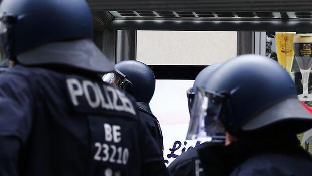 Almanya'da polis, copuyla gazetecilere saldırdı 