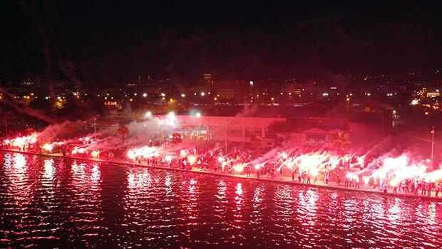Samsunspor'un 56'ıncı kuruluş yıl dönümünü taraftarlar meşale gösterisi ile kutladı