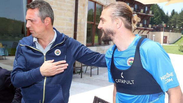 Fenerbahçe Başkanı Ali Koç, Topuk Yaylası'ndaki kampı ziyaret etti