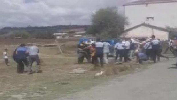 Arnavutköy'de zabıta yıkıma gitti, ahır sahipleri sopalarla birbirine saldırdı