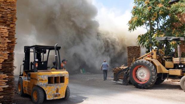 Karaman'da kereste deposu yangını!