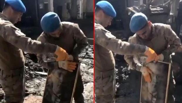 Bozkurt'ta duygulandıran görüntü! Atatürk portresindeki çamuru elleriyle temizlediler