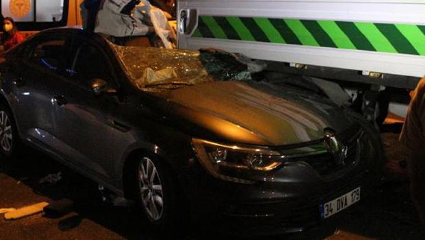 İBB'nin ağaç bakım aracına otomobil çarptı: 1'i ağır 5 yaralı