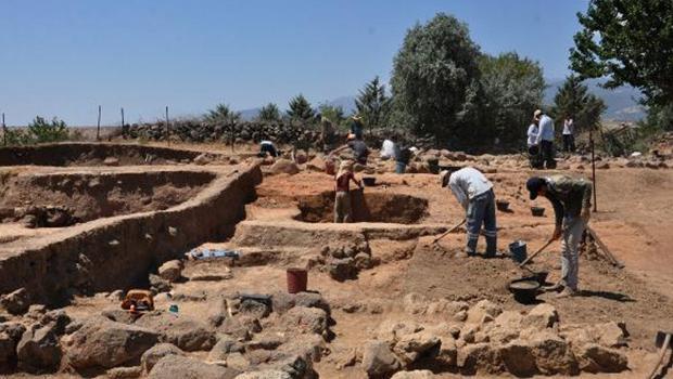 Zincirli Höyük'te, Demir ve Orta Çağ eserleri bulundu