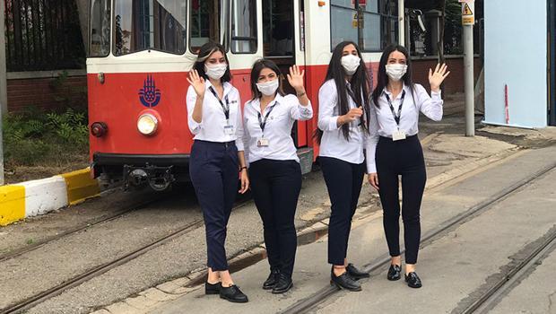 Kadıköy'de nostaljik tramvayın ilk kadın makinistleri göreve başladı