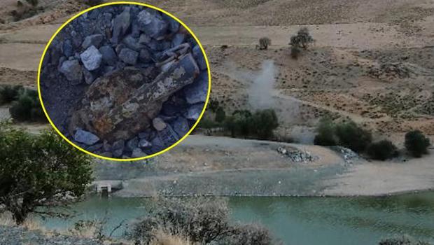 Barajda, suyun çekildiği bölgede el bombası bulundu
