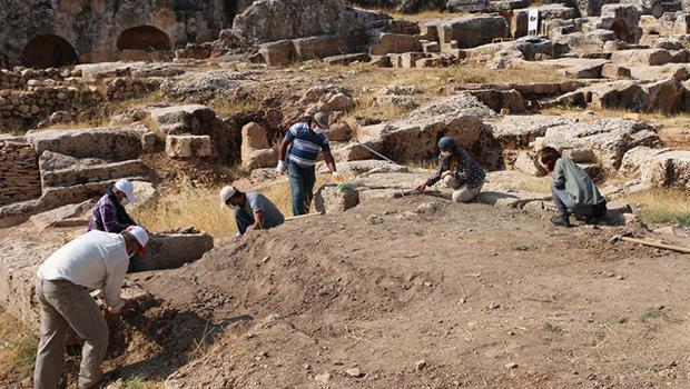 Vali Çuhadar: Perre Antik Kent dünya kültür mirasına aday olabilecek mirası barındırıyor