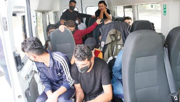 Sultangazi'de durdurulan minibüste 20 kaçak göçmen yakalandı