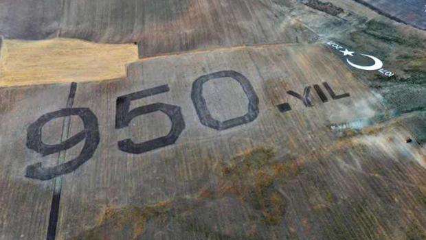 Malazgirt Zaferi'nin yıl dönümü dolayısıyla traktörle "950. Yıl" yazıldı