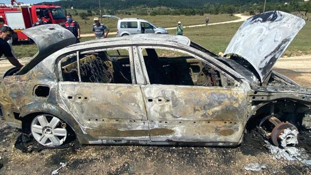 Taraklı'da seyir halinde alev alan otomobil kullanılamaz hale geldi