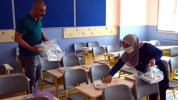 Okullarda dikkat çeken hazırlık! Ders kitapları sıralara konulmaya başlandı