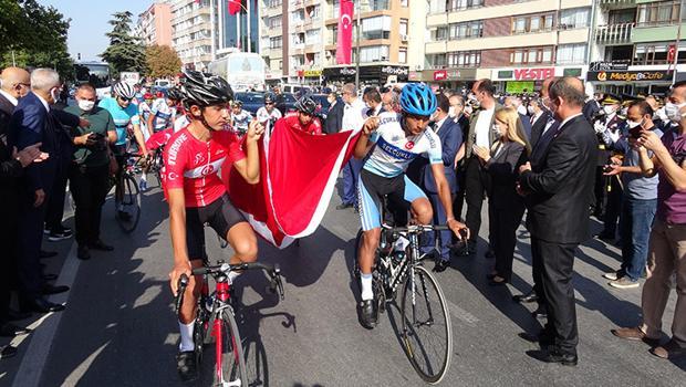 Konya'da koronavirüs tedbirli zafer kutlaması