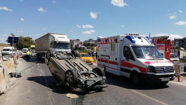 Pendik'te bariyerlere çarpan otomobil takla attı