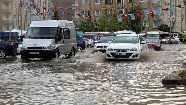 Çankırı'da sağanak; yollar göle döndü
