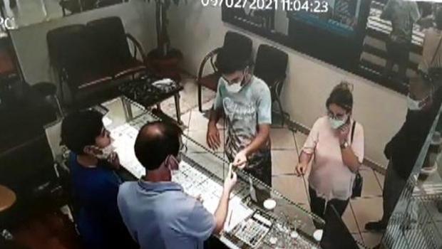 Müşteri gibi girdi, 10 bin liralık bilezik çaldı! Böyle yakalandı