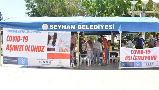 Adana'da cami önünde cuma namazı öncesi aşı yapıldı